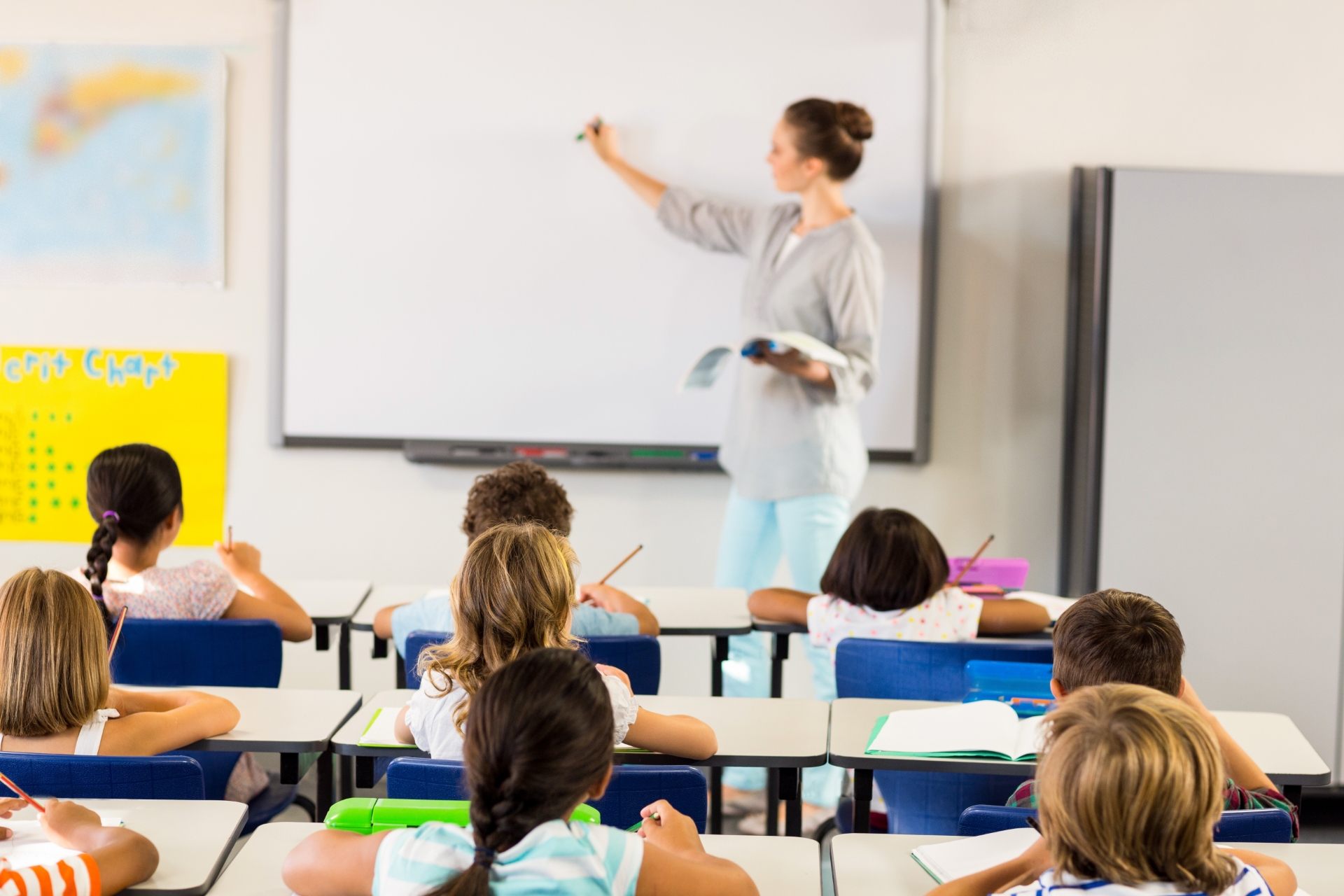 Leerkracht geeft les aan een klas leerlingen
